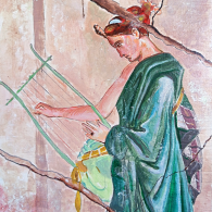 MUJER-TOCANDO-LA-LIRA